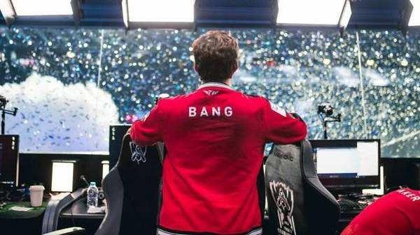 扎金花实战：为什么在酒桌局中，你的社交地位会影响你的博弈策略？（酒桌扎金花：社交地位如何左右你的博弈策略？）