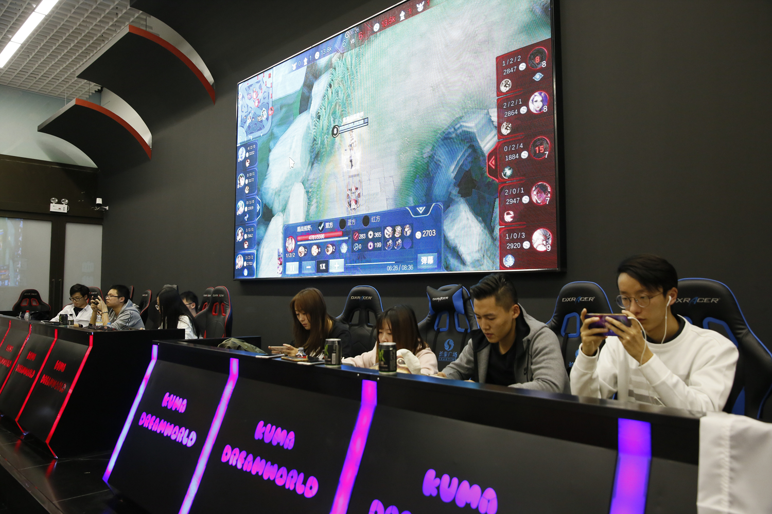 什么是“博彩中的社会证明偏差”？解析赌场氛围如何诱导你加入牌局。（走进赌场：社会证明偏差如何在氛围中悄然驱使你入局）