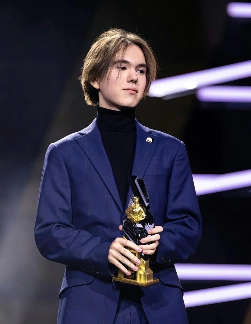 FPX祝上单xiaolaohu胜利快乐：百尺竿头更进一步！