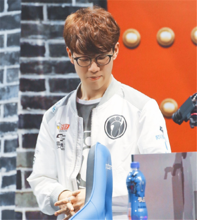 什么是“反向隐含赔率”？解析隐藏在强牌背后的风险（解读逆向隐含赔率：强牌背后的潜在风险）